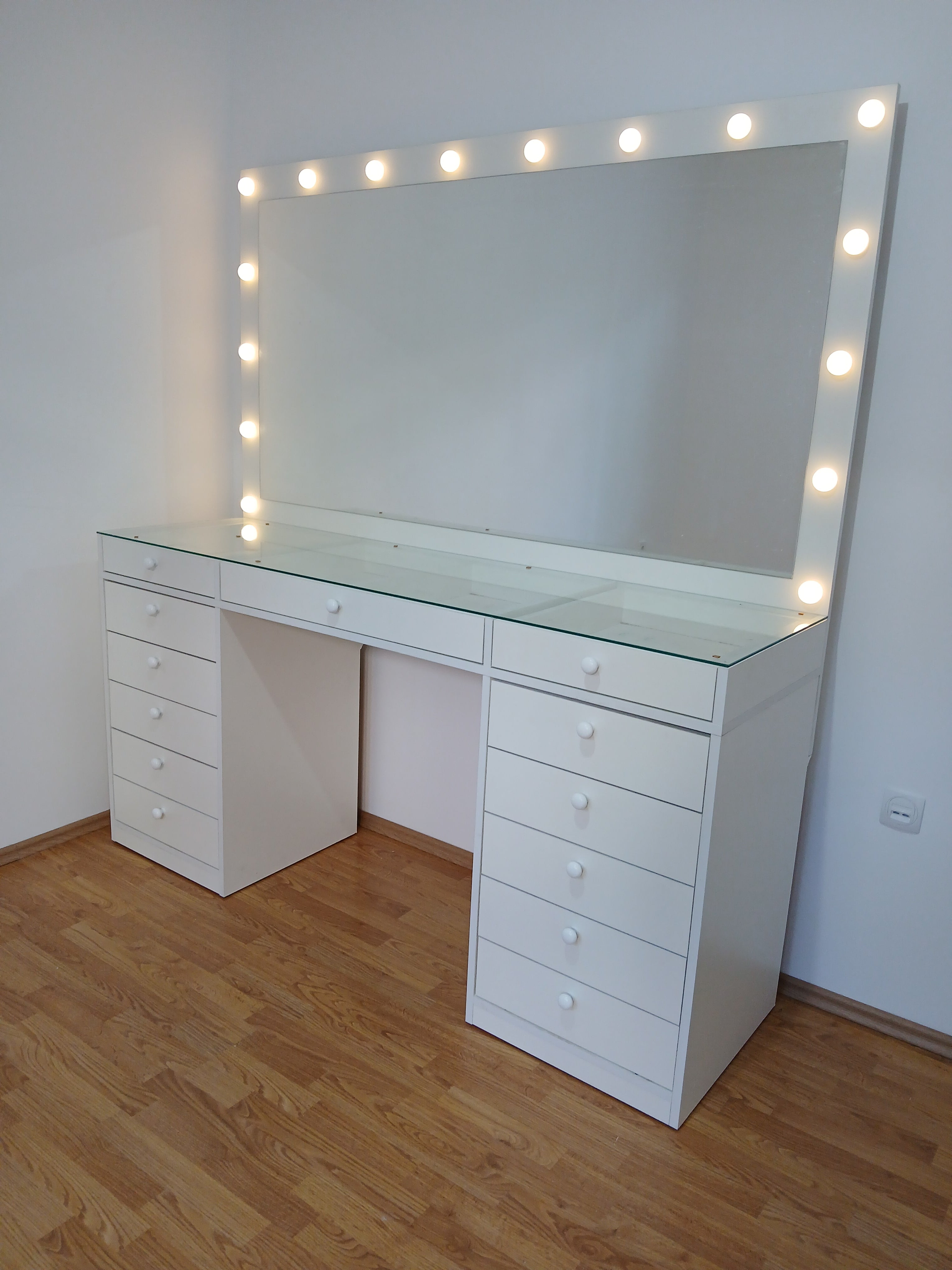 Premijum sto za šminkanje sa LED rasvjetom (180 × 190 × 50 cm)