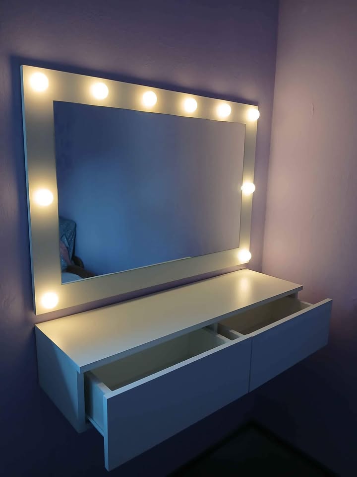 Viseći sto za šminkanje sa LED ogledalom