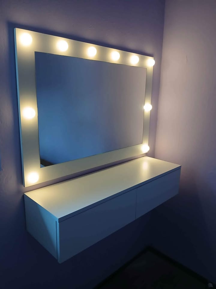 Viseći sto za šminkanje sa LED ogledalom